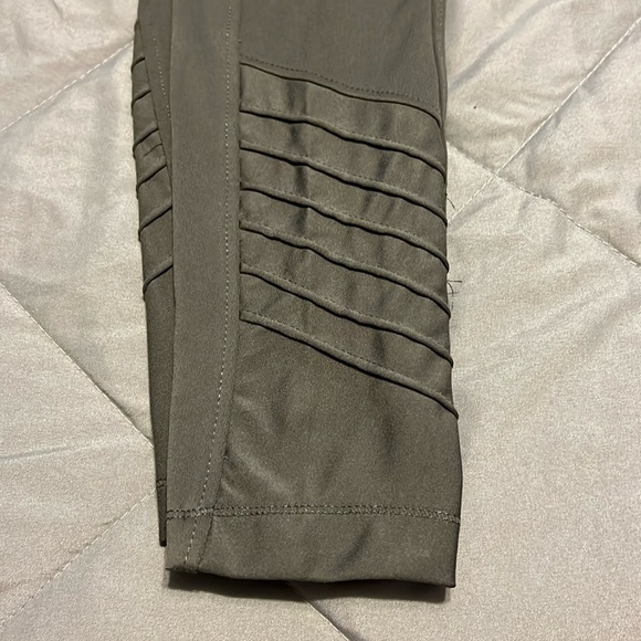 Everyday Moto ankle, High Rise leggings, army green, Size Small, NWT - Picture 6 of 9